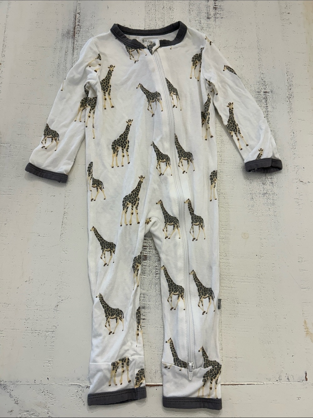 Kyte baby zippered romper in White Giraffe-Print EUC